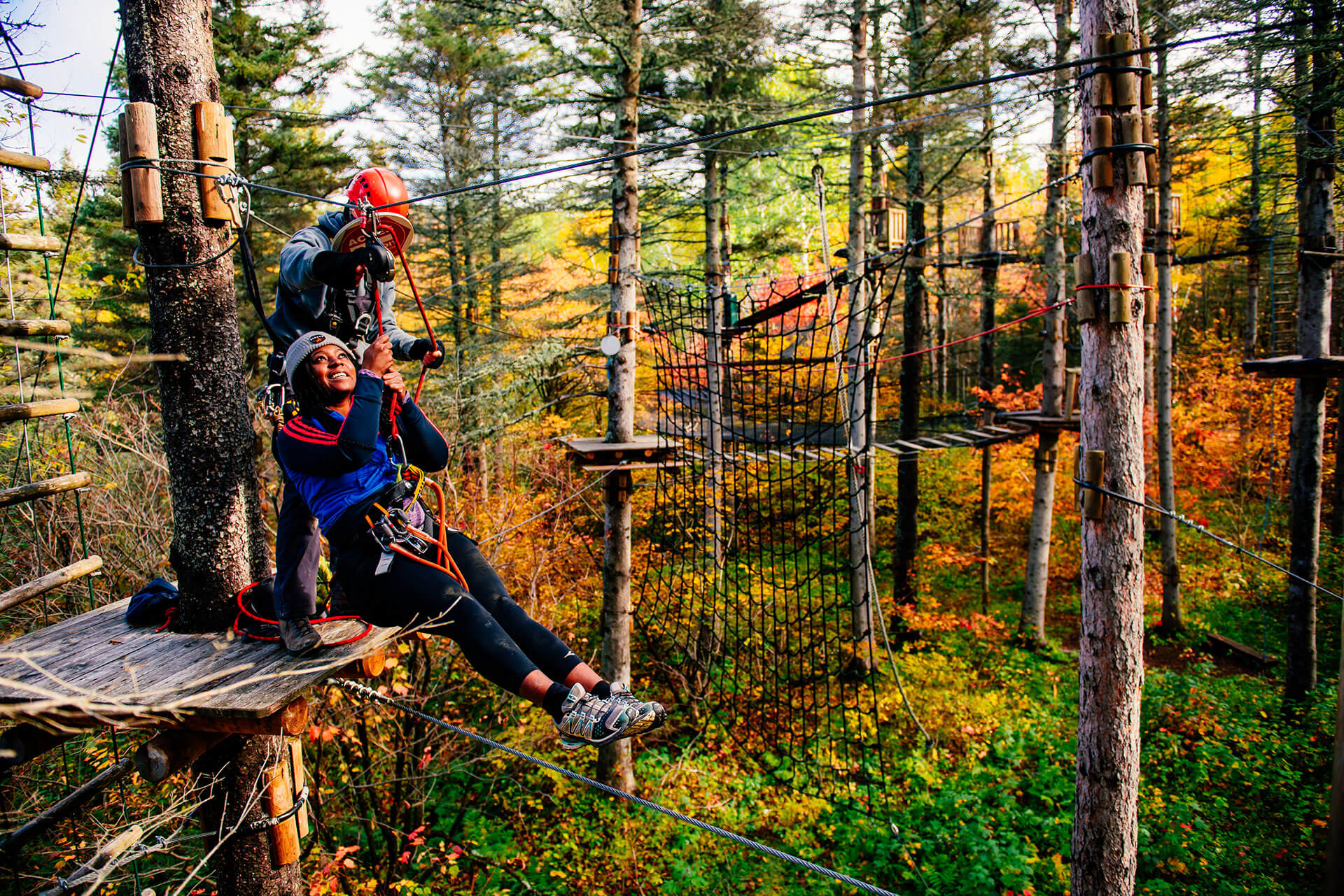 Deux personnes faisant de l'hébertisme au Parc aventure Cap-Jaseux.