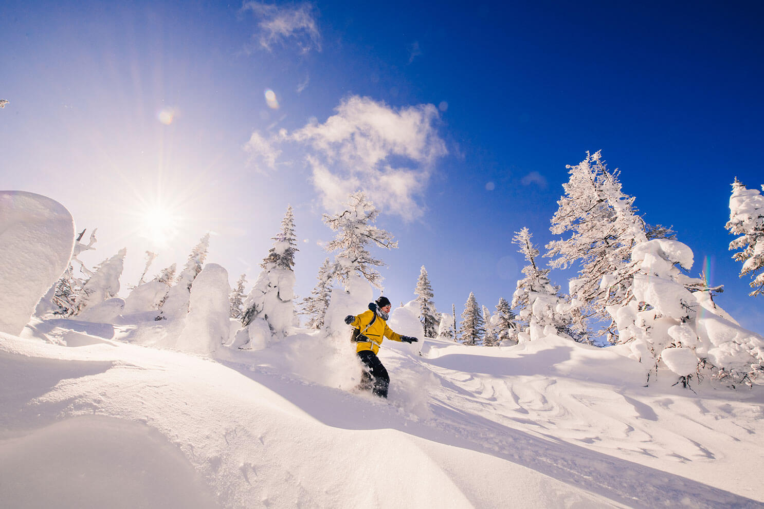 Femme descendant une pente enneigée au Parc national des Monts-Valins