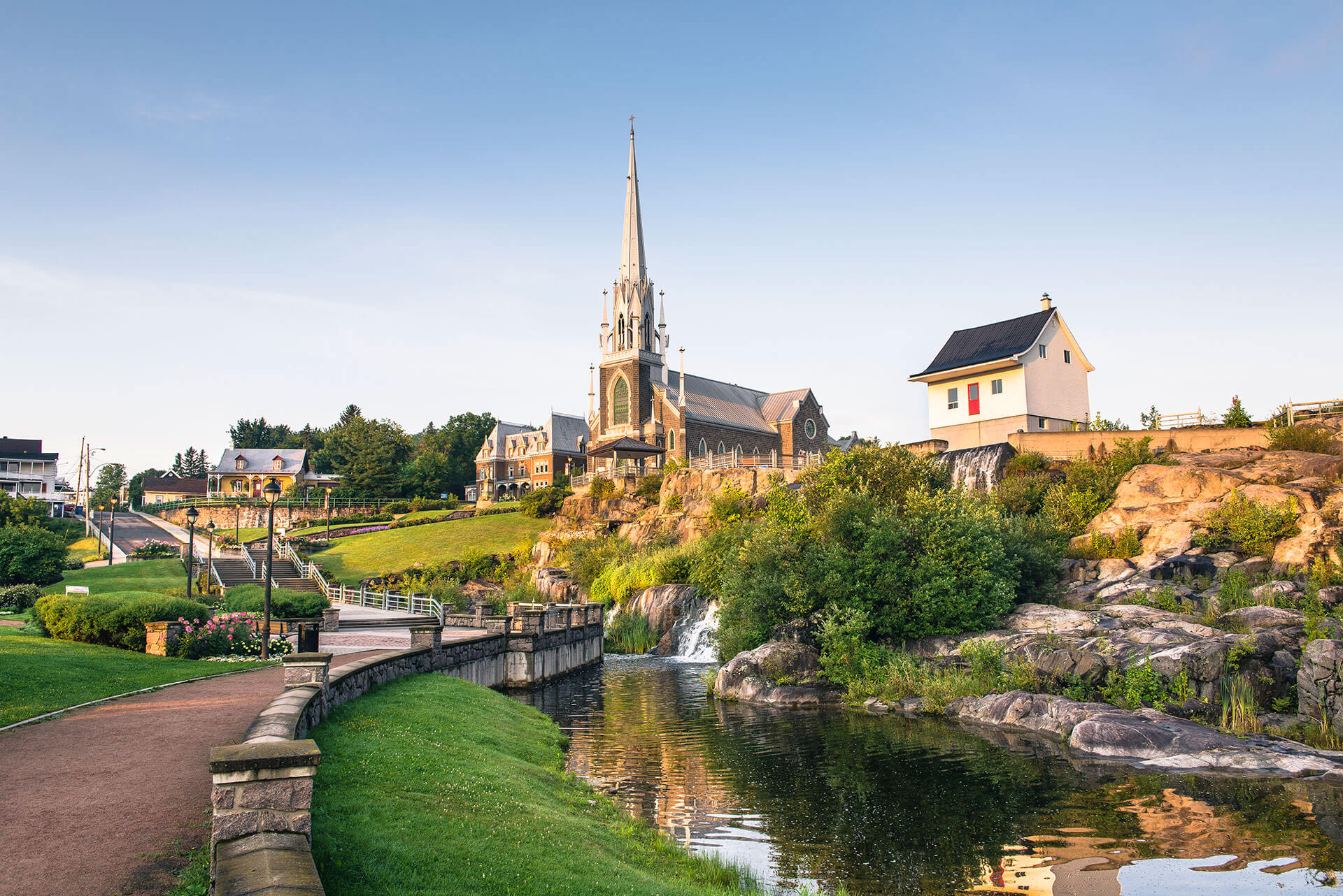 Paysage de l'église, de la petite maison blanche et de la petite rivière à chicoutimi.