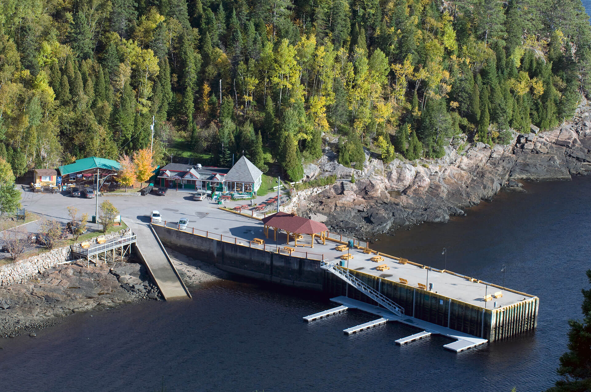 Quai de Sainte-Rose-du-Nord.